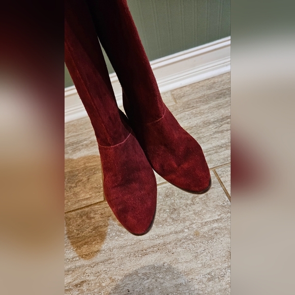 Vintage NINE WEST Suede Knee High Low Heel Boots In Burgundy Red. Size 7 - Picture 6 of 16
